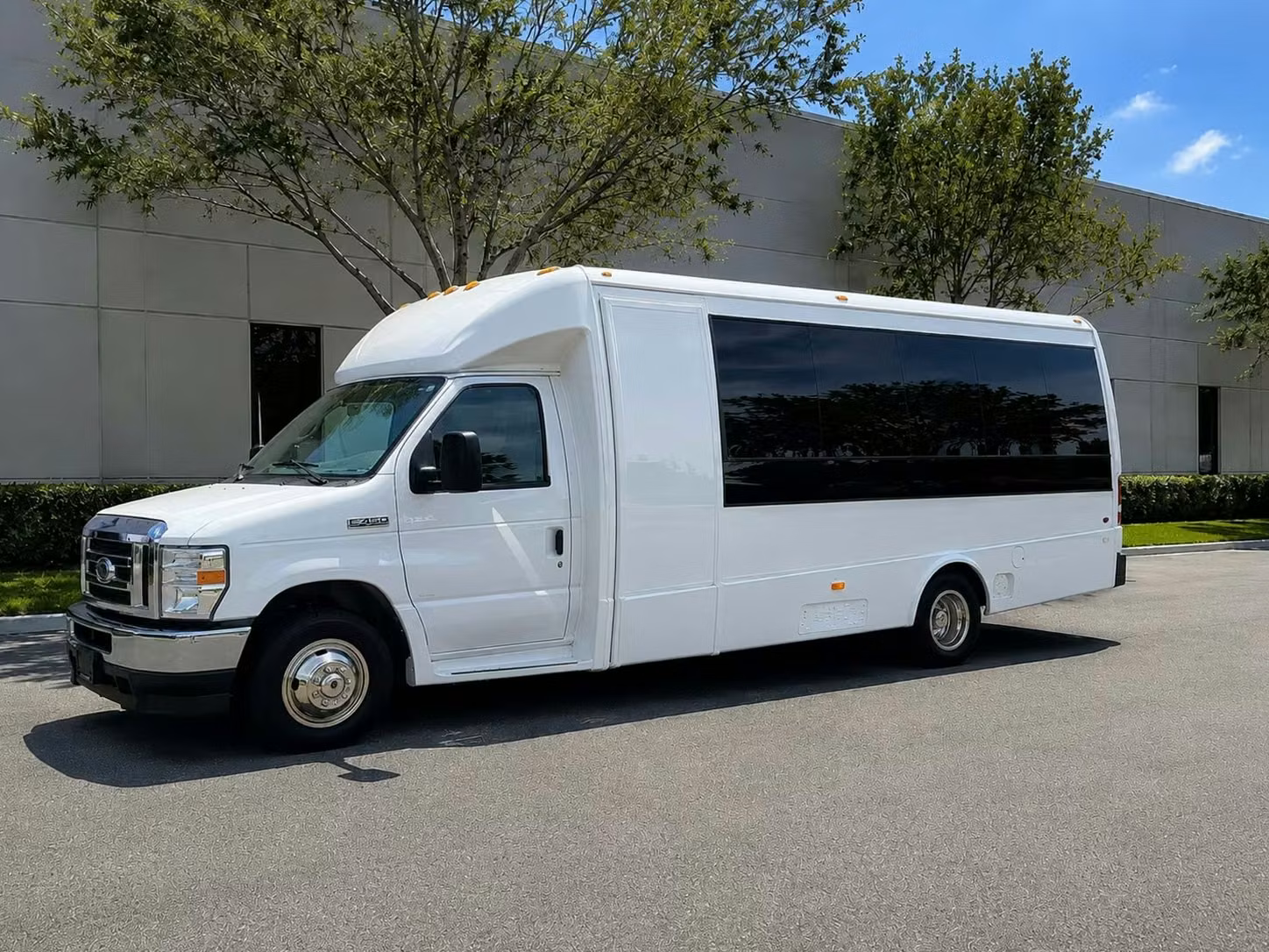 la porte 15 passenger minibus rental