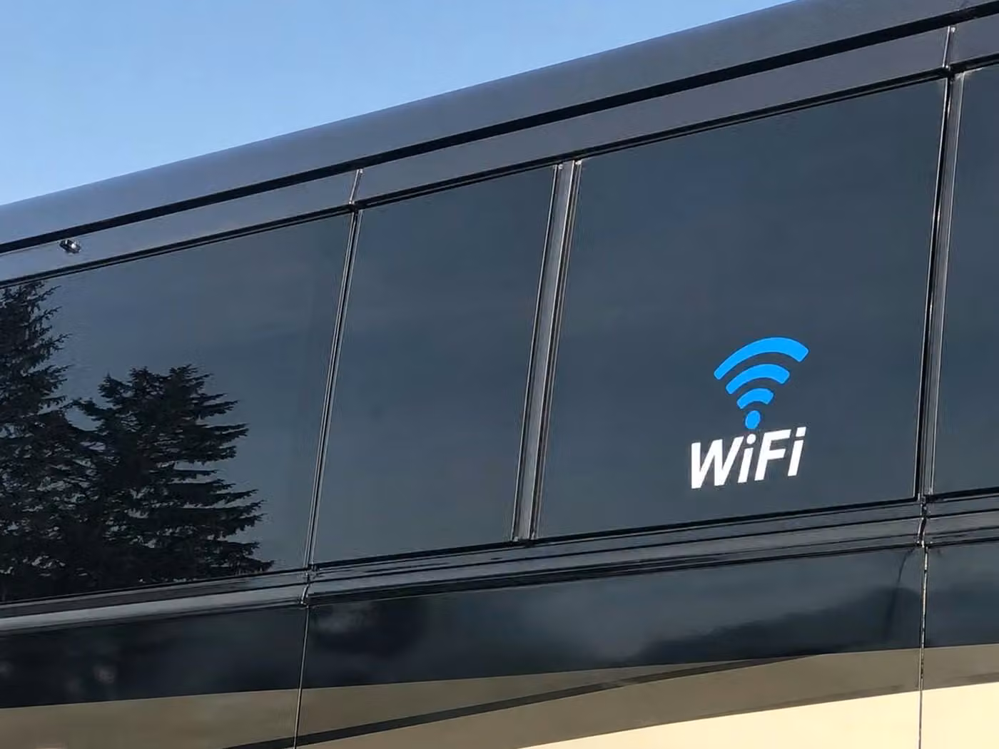 la porte 15 passenger minibus wifi