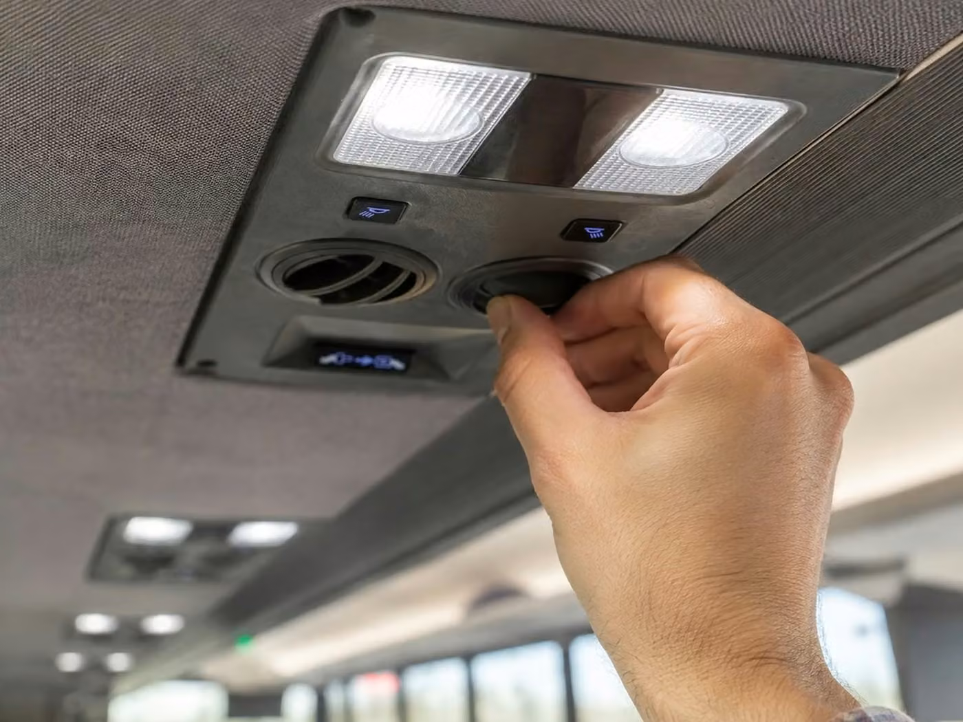 la porte 18 passenger minibus climate control
