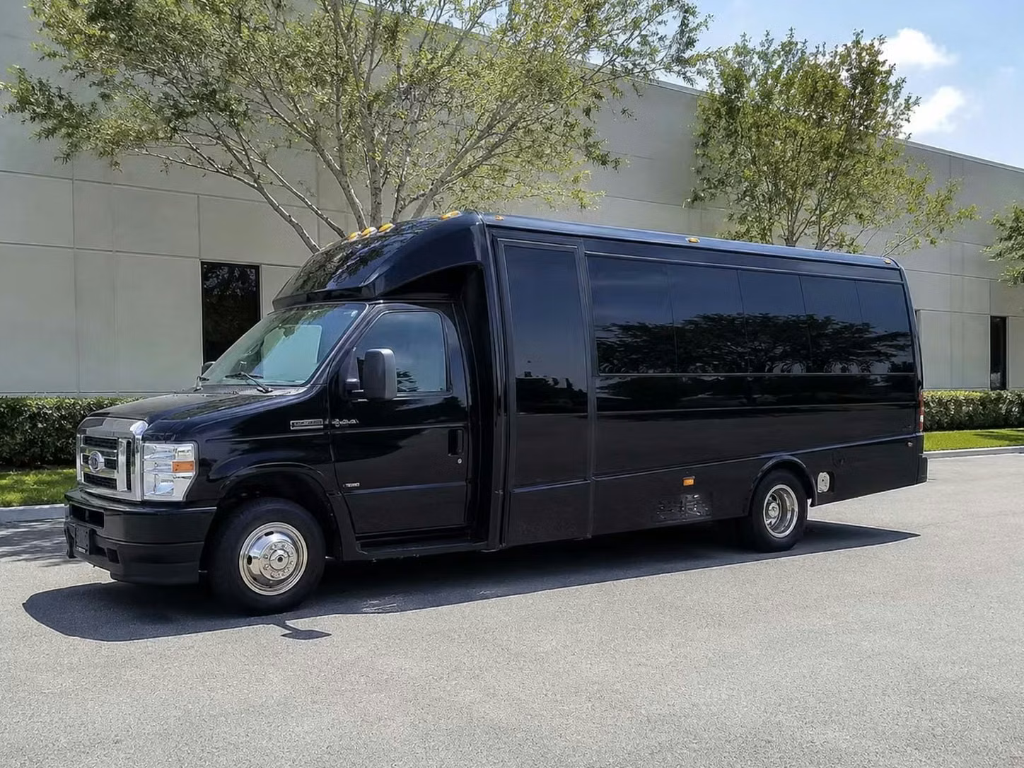 la porte 18 passenger minibus rental