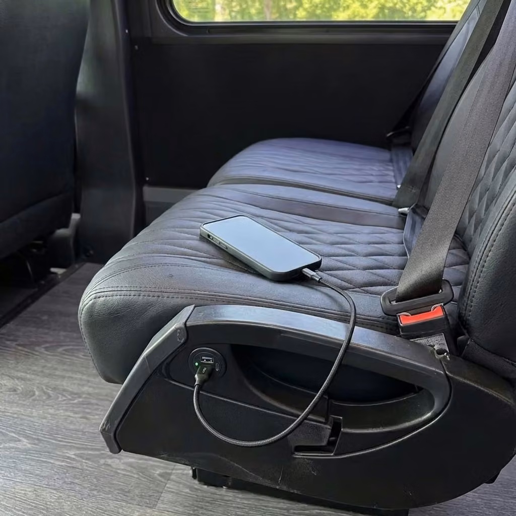 la porte 20 passenger minibus usb charging