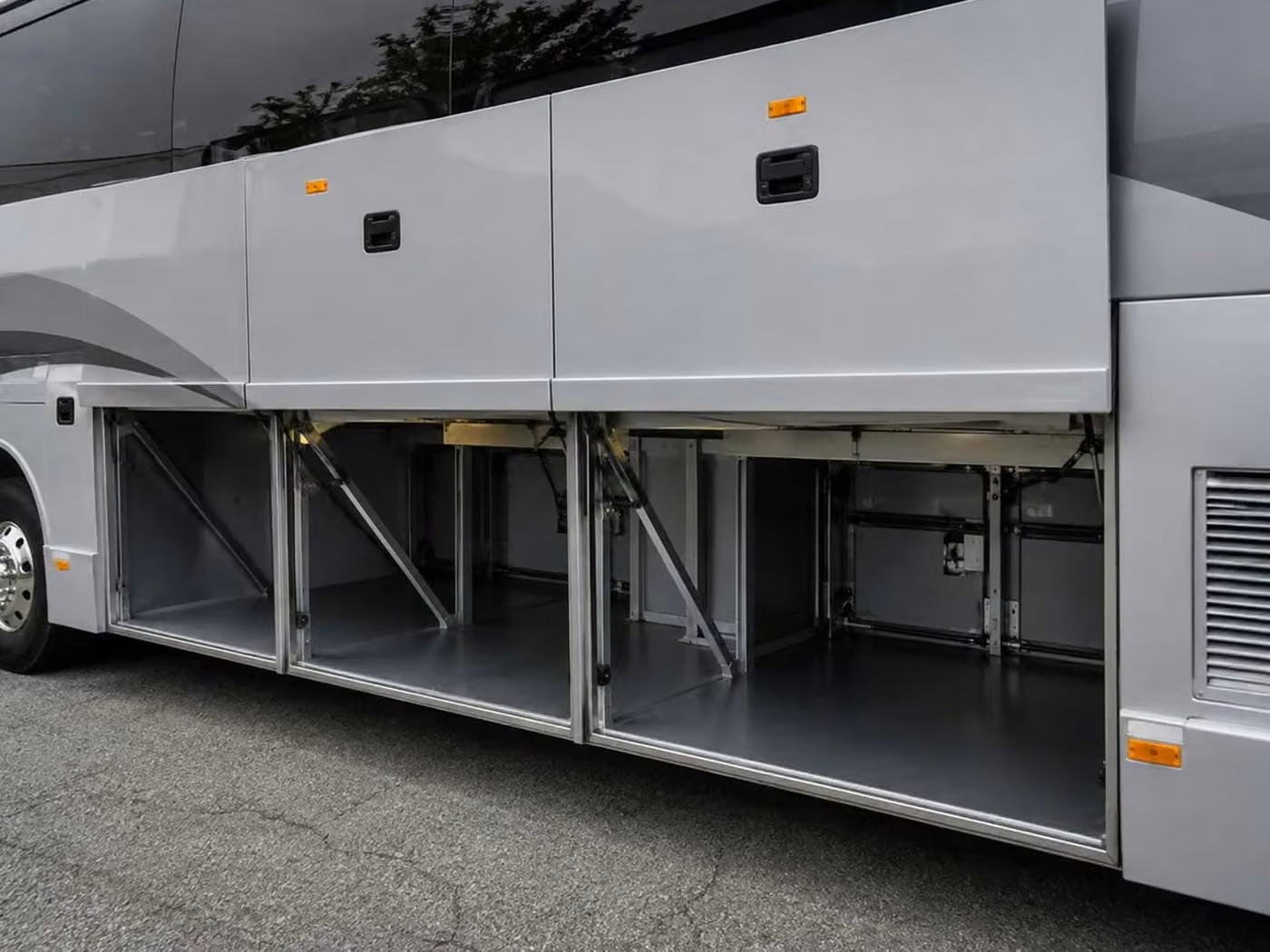 la porte 56 passenger charter bus luggage bays